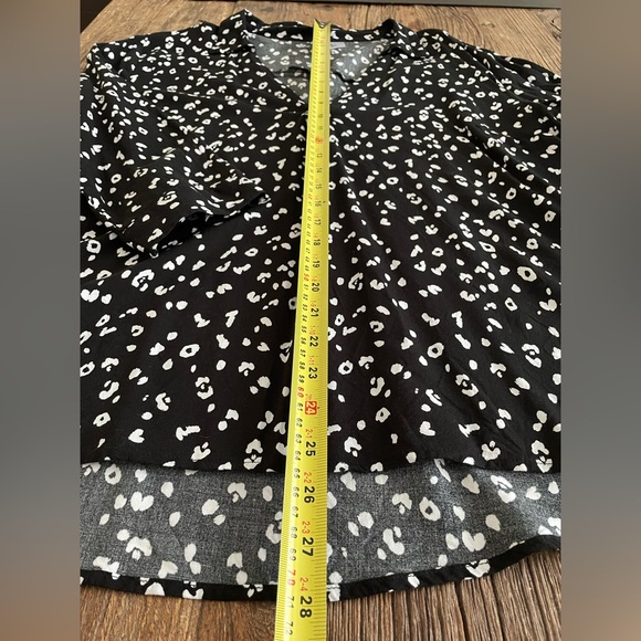 Divided V-neck black and white print blouse - Picture 3 of 5